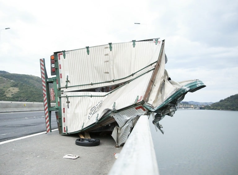 Caminhão que tombou na Ponte de Laguna será retirado