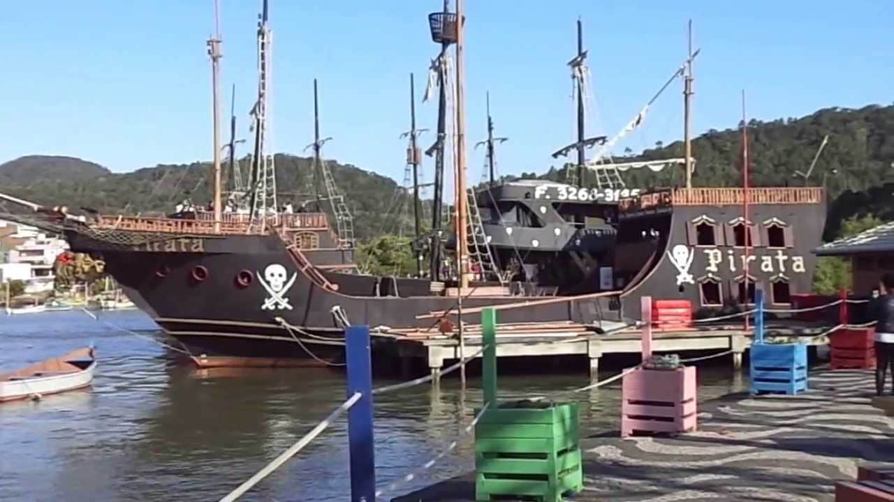 passeio de barco pirata em balneário camboriú